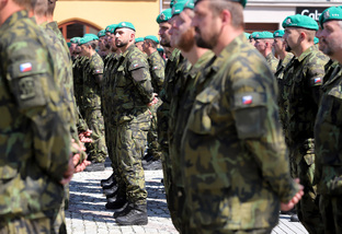Na Masarykově náměstí v Hranicích se dnes uskutečnil slavnostní nástup u příležitosti předání funkce velitele 7. mechanizované brigády. 