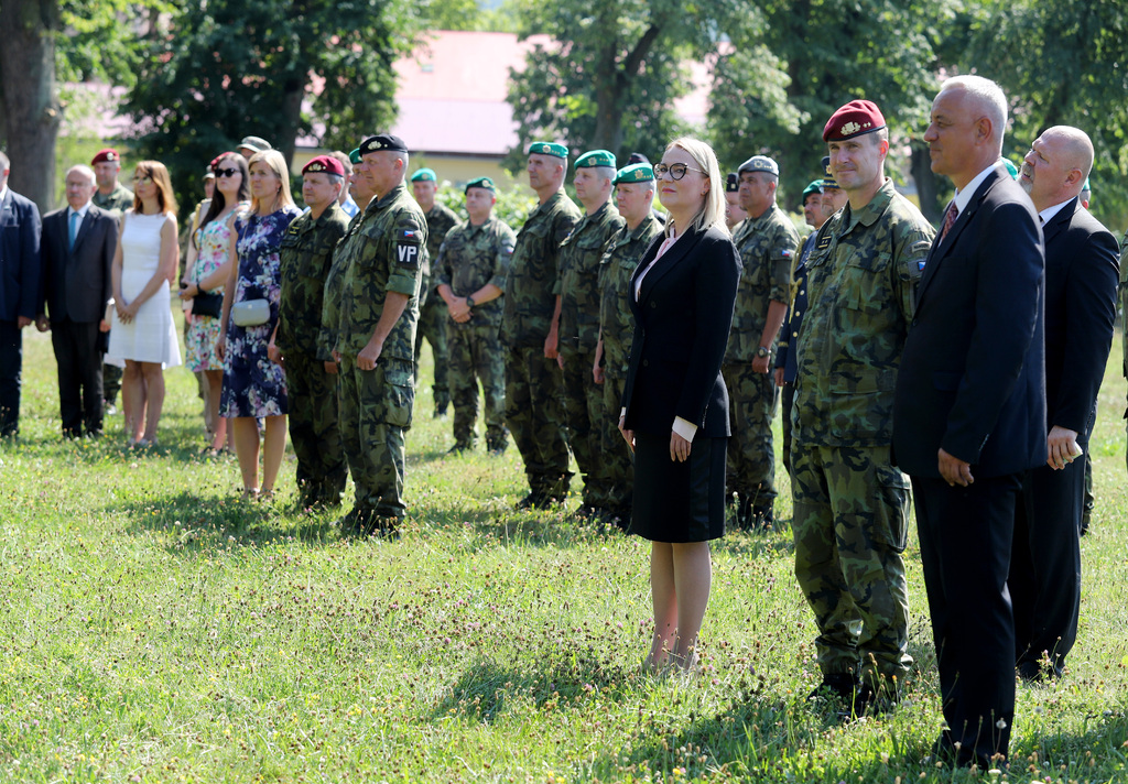 U Památníku hrdinů v kasárnách gen. Zahálky hosté symbolicky položili květiny
