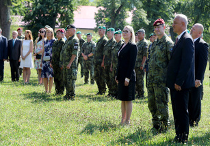 U Památníku hrdinů v kasárnách gen. Zahálky hosté symbolicky položili květiny