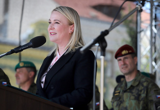 Ministryně obrany při projevu