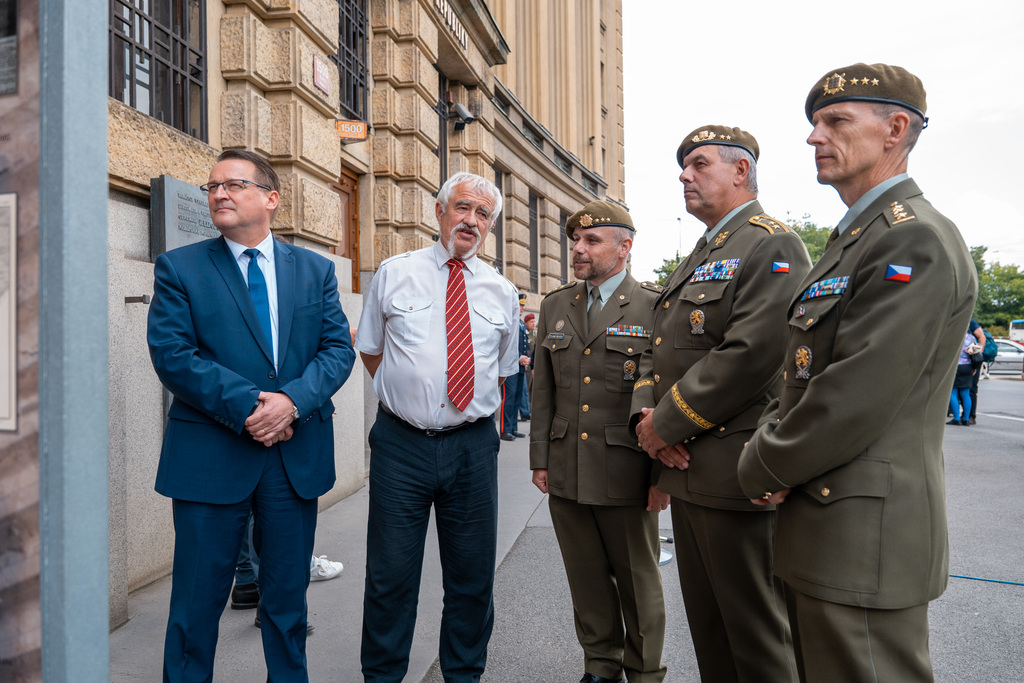 Hosté během komentované prohlídky, kterou provázel plukovník František Richter