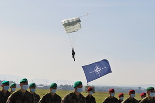 I my jsme hrdou součástí NATO.
