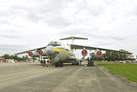 CIAF 2017 zaplnil hradecké letiště. Lákaly přehlídky i armádní technika
