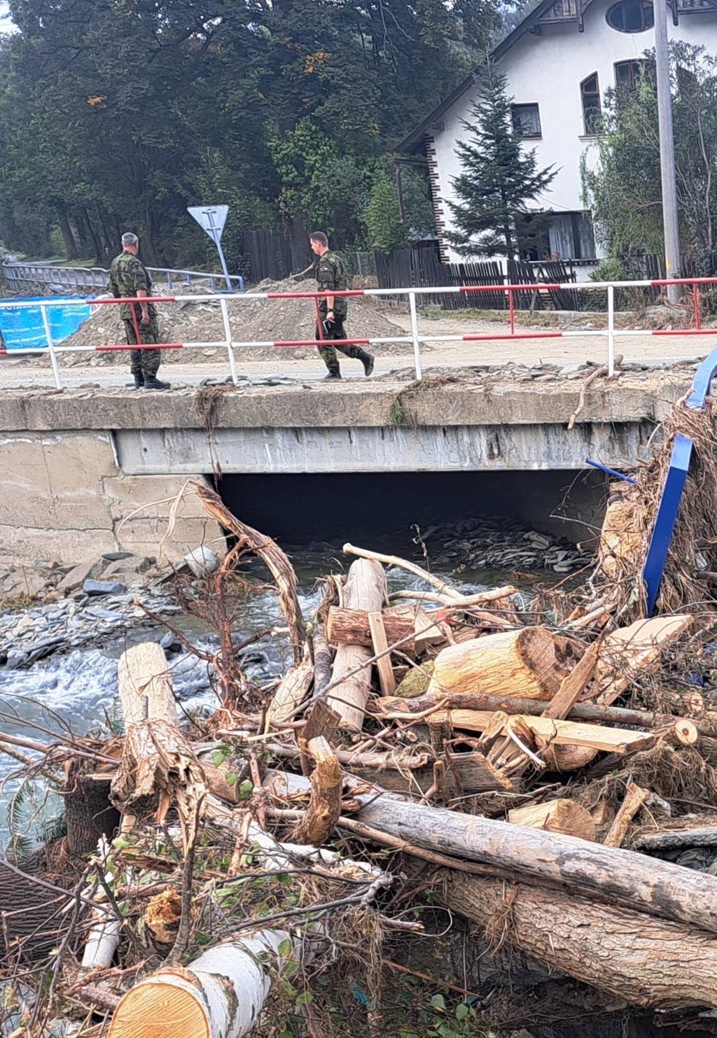 Míra destrukce je obrovská, postavit mosty bude technicky i časově náročné