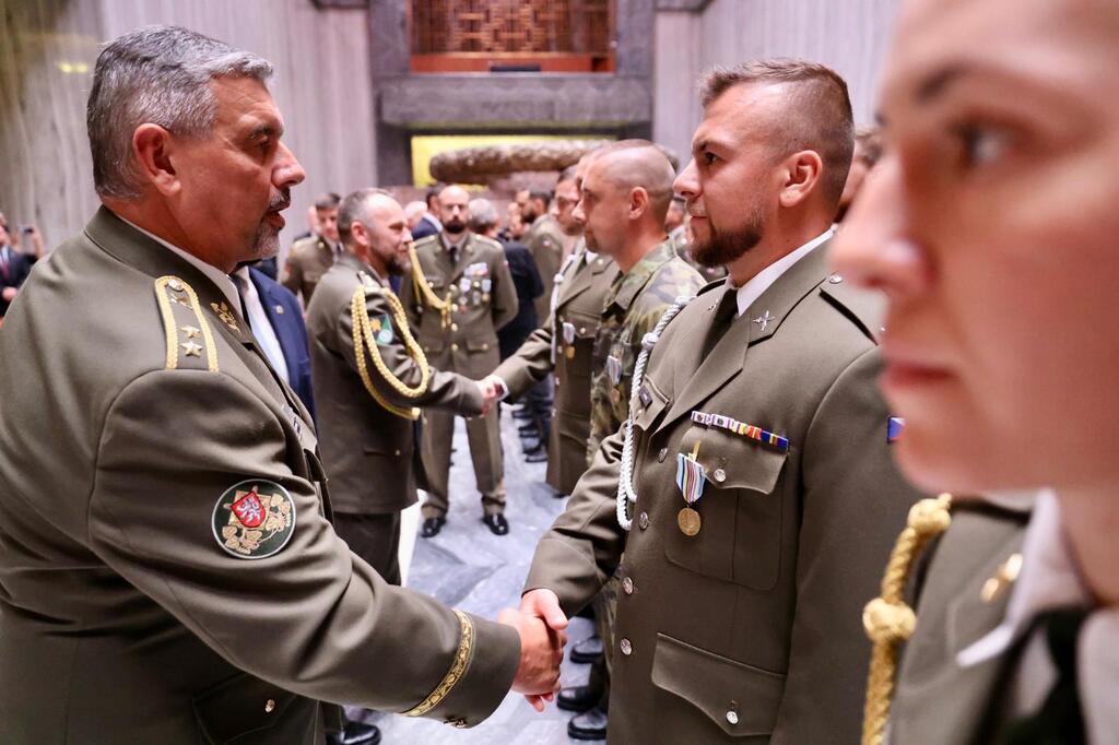 Vojáci slavnostně nastoupili na Vítkově po návratu ze zahraničních operací