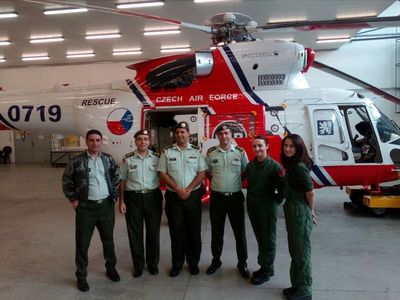 Společná fotografie Jordánců před českým vrtulníkem