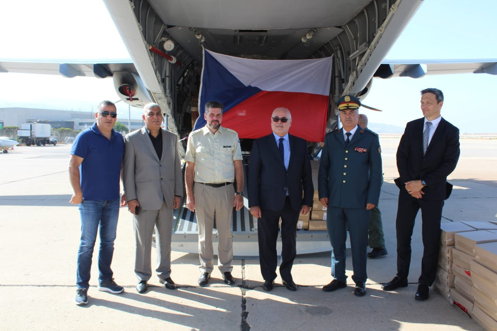 Předání materiálního daru po příletu do Libanonu