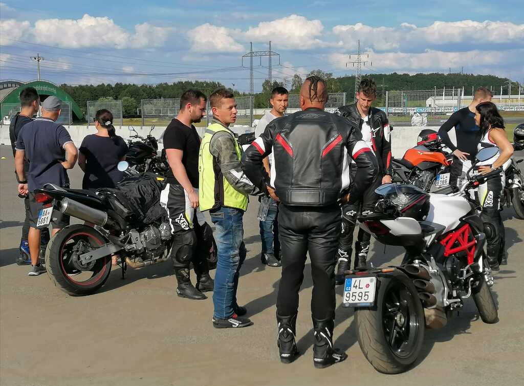 Účastníci trénovali volbu ideální stopy v zatáčkách, správné držení těla při jízdě, pohled, který musí směřovat daleko před jezdce, správné zpomalení motocyklu před zatáčkou a zařazení ideálního převodového stupně. Instruktoři jezdili se skupinou maximálně šesti motorkářů