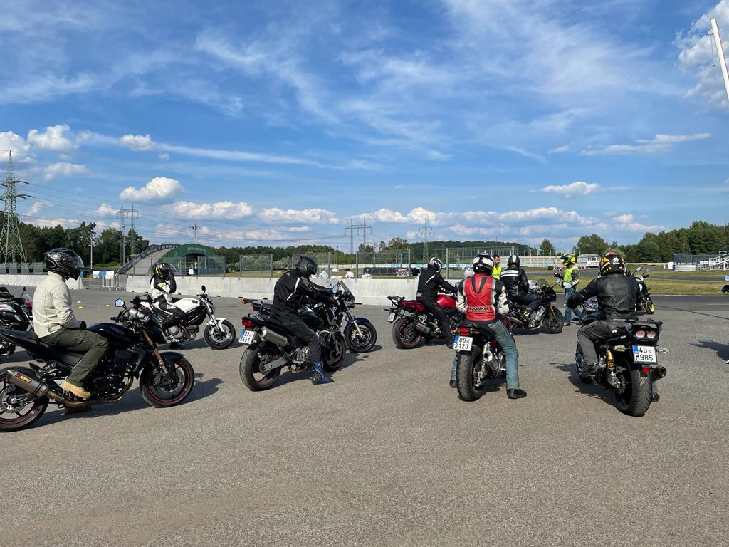Účastníci trénovali volbu ideální stopy v zatáčkách, správné držení těla při jízdě, pohled, který musí směřovat daleko před jezdce, správné zpomalení motocyklu před zatáčkou a zařazení ideálního převodového stupně. Instruktoři jezdili se skupinou maximálně šesti motorkářů