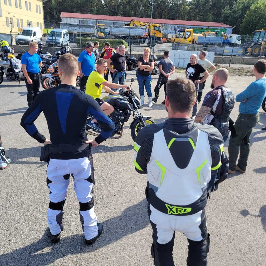 V Sosnové u České Lípy se za podpory velitele 26. pluku velení, řízení a průzkumu a ředitele Agentury logistiky uskutečnil první kurz „Moto-školy“. V rámci prevence rizik na pozemních komunikacích se kolegové holdující jedné stopě učili na polygonu bezpečné jízdě.