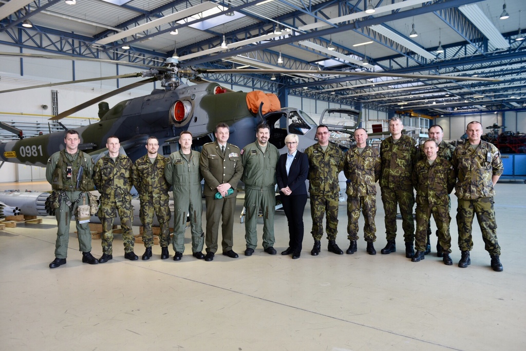 The Minister with the commanders and crews of the 22nd Helicopter Base in Namest nad Oslavou
