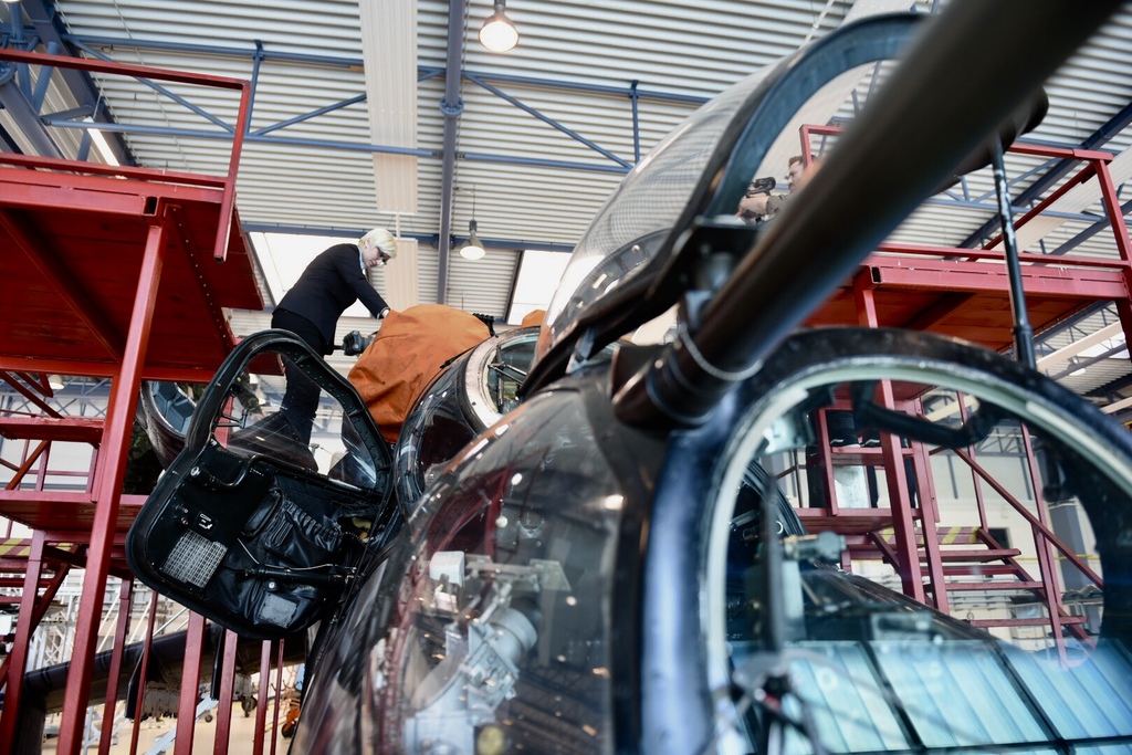 Minister Slechtova inspecting aircraft equipment (3)
