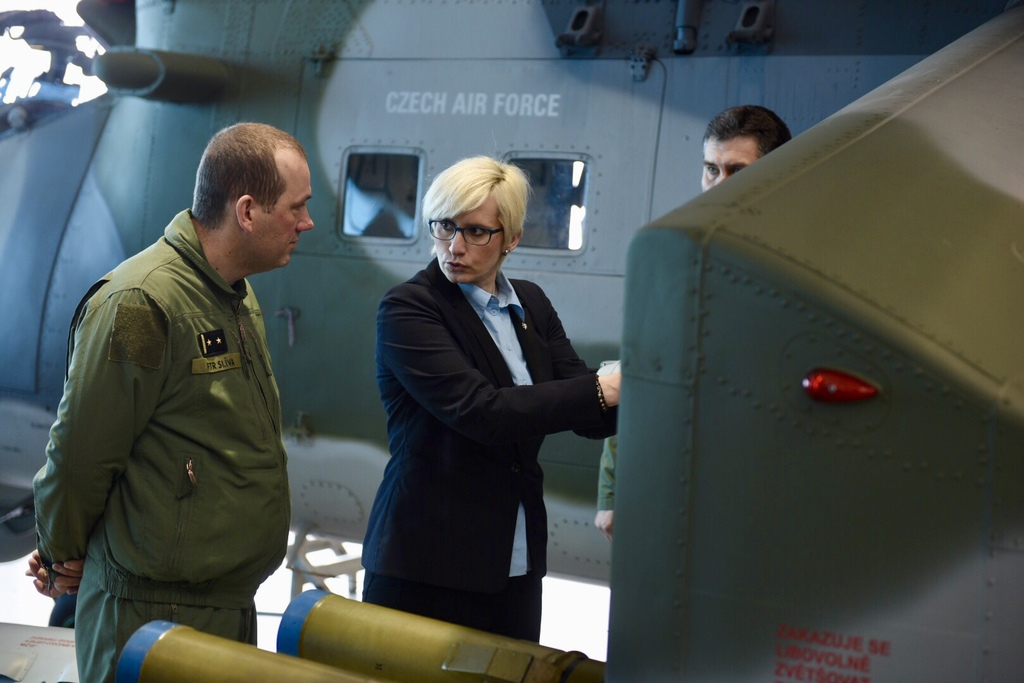 Minister Slechtova inspecting aircraft equipment (1)