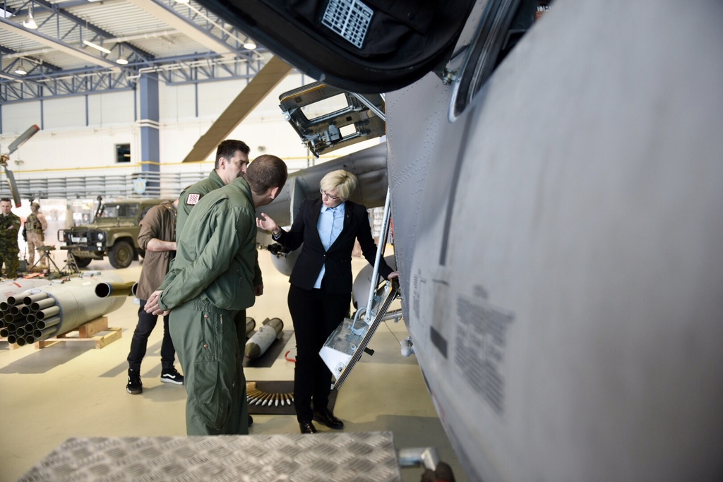 Minister Slechtova inspecting aircraft equipment (2)