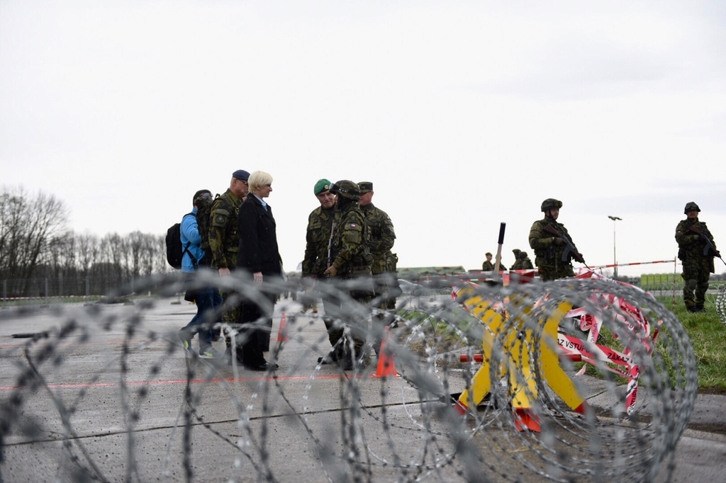 Ministryně obrany v rozhovoru s vojáky aktivní zálohy