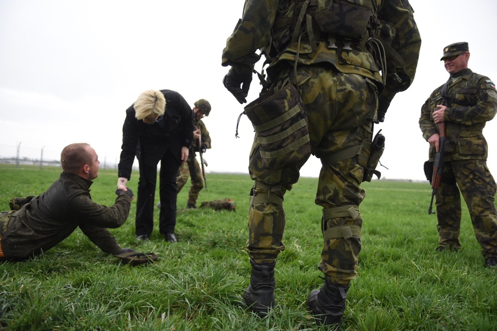 Ministryně obrany Karla Šlechtová se zdraví s vojákem aktivní zálohy na cvičení Hradba 2018