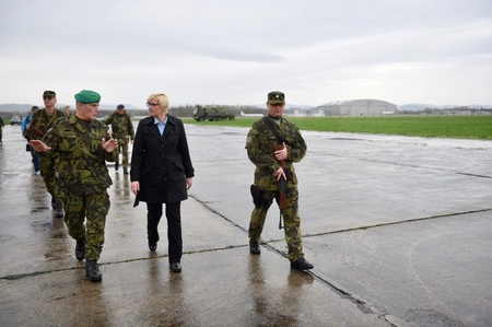 Ministryně obrany Karla Šlechtová navštívila záložníky na cvičení Hradba 2018