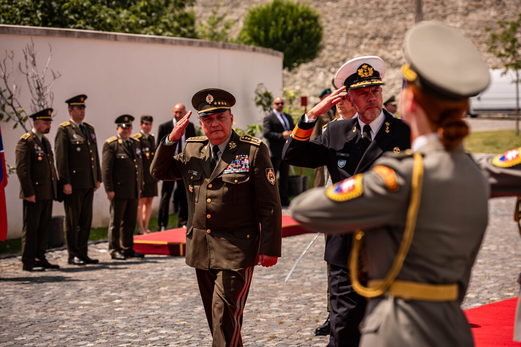  Náčelník Generálního štábu Ozbrojených sil Slovenska generál Daniel Zmeko a předseda Vojenského výboru NATO admirál Rob Bauer