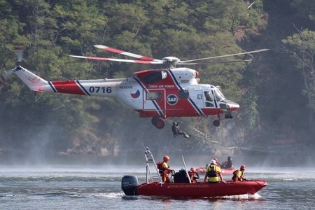 Posádky vrtulníku W-3A Sokol absolvovaly náročné cvičení na přehradě Hracholusky