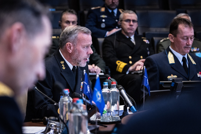Jednání zahájil předseda Vojenského výboru NATO admirál Rob Bauer