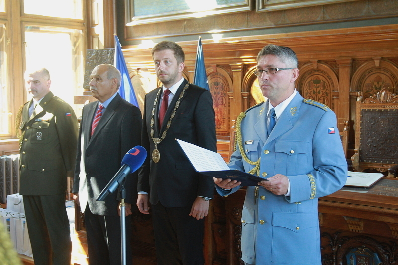 Generál Ridzák a primátor města Kolín Vít Rakušan při slavnostním aktu