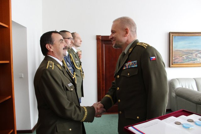 Generálporučík Jiří Baloun ocenil brigádního generála Štefana Kaletu.       