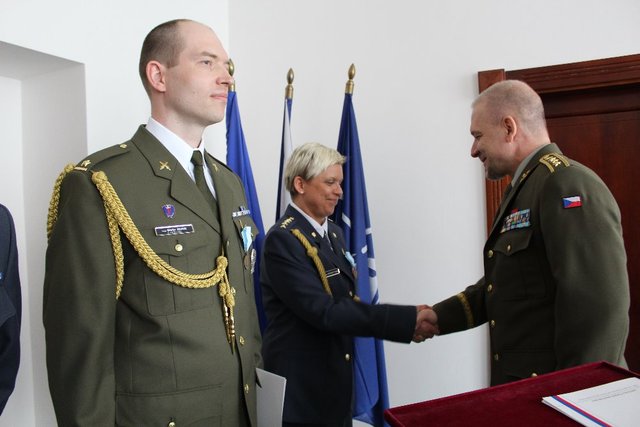 Generálporučík Jiří Baloun ocenil kapitánku Andreu Krobotovou.             