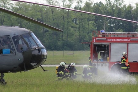 Cvičné havárie vrtulníku v Kbelích se zúčastnilo osm desítek záchranářů