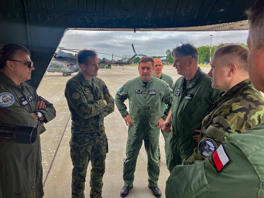 Generál Řehka navštívil vrtulníkovou jednotku Heli Unit v Polsku 