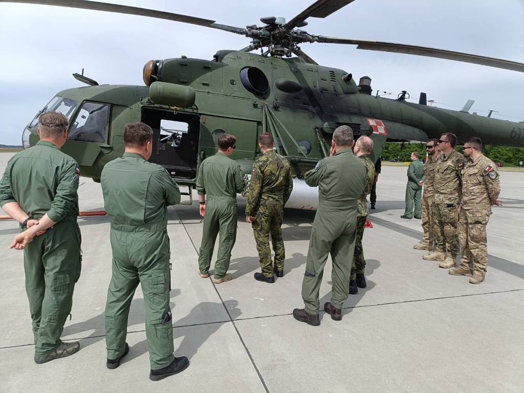 Generál Řehka navštívil vrtulníkovou jednotku Heli Unit v Polsku 
