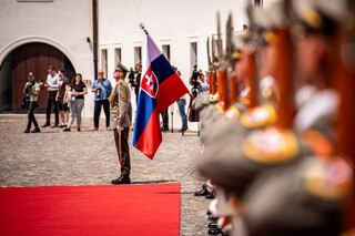 Jednání předcházel slavnostní ceremoniál s vojenskými poctami 