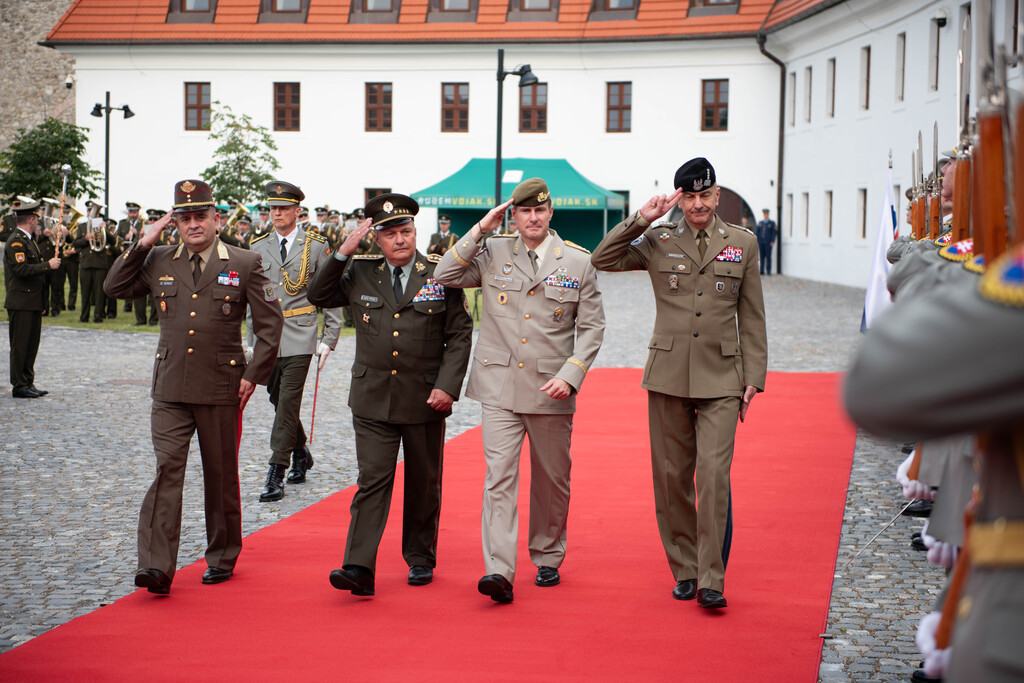 Jednání předcházel slavnostní ceremoniál s vojenskými poctami 