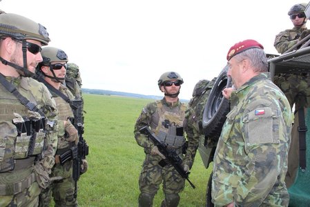 Generál Opata zavítal mezi výsadkáře v Chrudimi, jimž čtyři roky velel