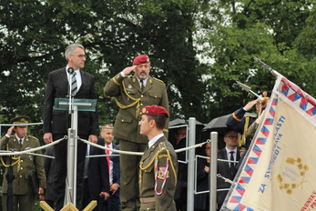 Ministr Metnar a generál Opata přihlížejí přinesení historických bojových praporů