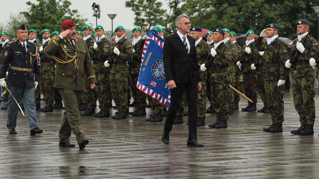 Den ozbrojených sil oslavili vojáci na Vítkově slavnostním nástupem