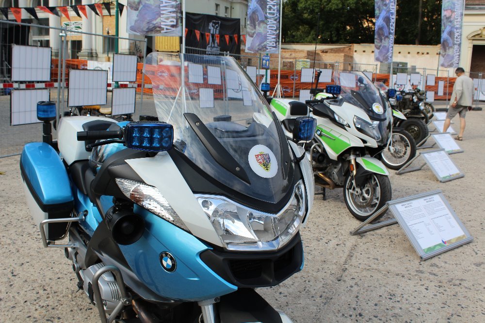Diváci si mohli prohlédnout motocykly Hradní stráže a Vojenské policie