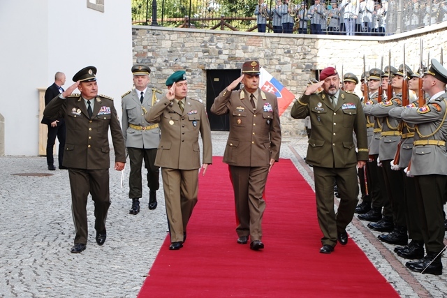 Před jednáním náčelníků generálních štábů zemí V4 se uskutečnilo oficiální přivítání s vojenskými poctami