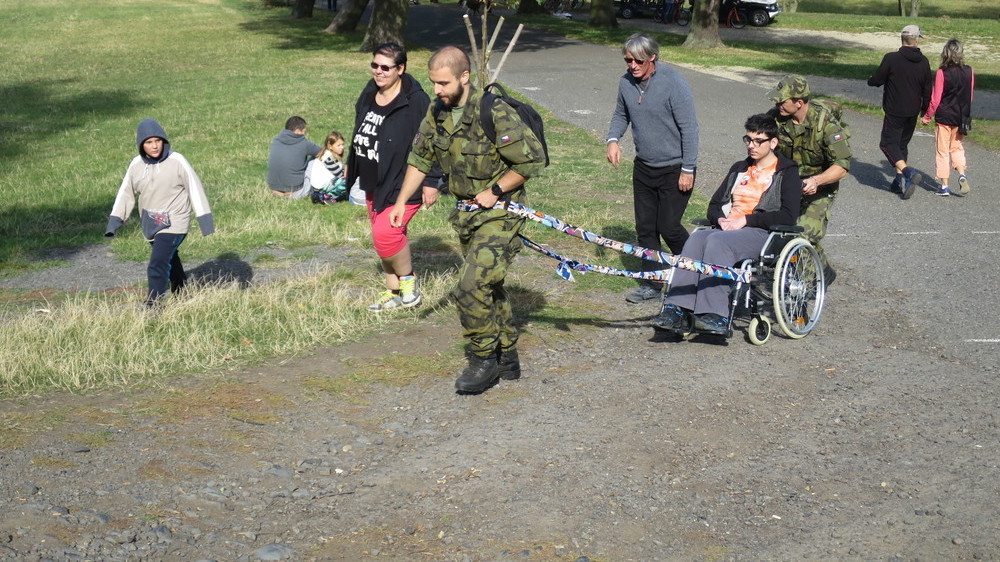 Na horu Říp díky vojákům vyjely i děti na invalidních vozících