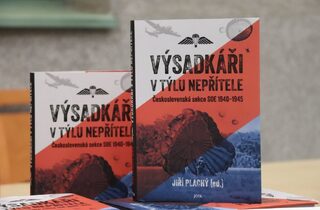 Ilustrační obrázek ke článkuV atriu Armádního muzea Žižkov se křtila kniha historika Jiřího Plachého Výsadkáři v týlu nepřítele