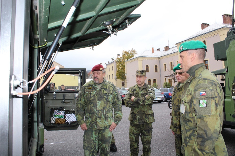 Generál Opata si prohlédl soupravu lehkého obrněného vozidla S-LOV CBRN