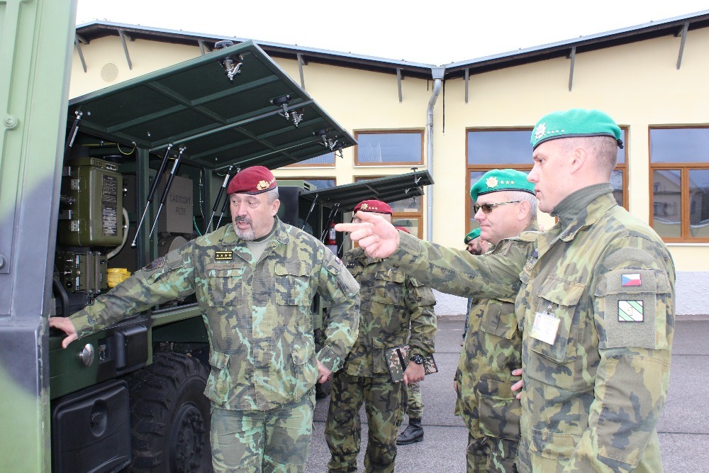 Generál Opata si prohlédl soupravu lehkého obrněného vozidla S-LOV CBRN 