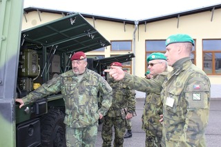 Generál Opata si prohlédl soupravu lehkého obrněného vozidla S-LOV CBRN 