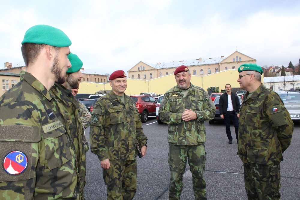 Generál Opata, jehož doprovázel zástupce velitele Pozemních sil AČR plukovník gšt. Petr Procházka, poděkoval chemikům za ukázku jejich vybavení
