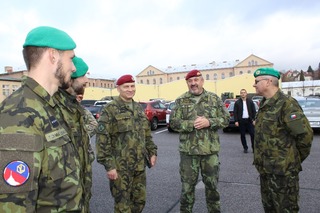 Generál Opata, jehož doprovázel zástupce velitele Pozemních sil AČR plukovník gšt. Petr Procházka, poděkoval chemikům za ukázku jejich vybavení
