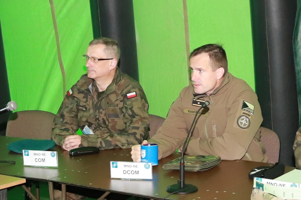 Během porady velitele a zástupce velitele Velitelství mnohonárodní divize severovýchod.