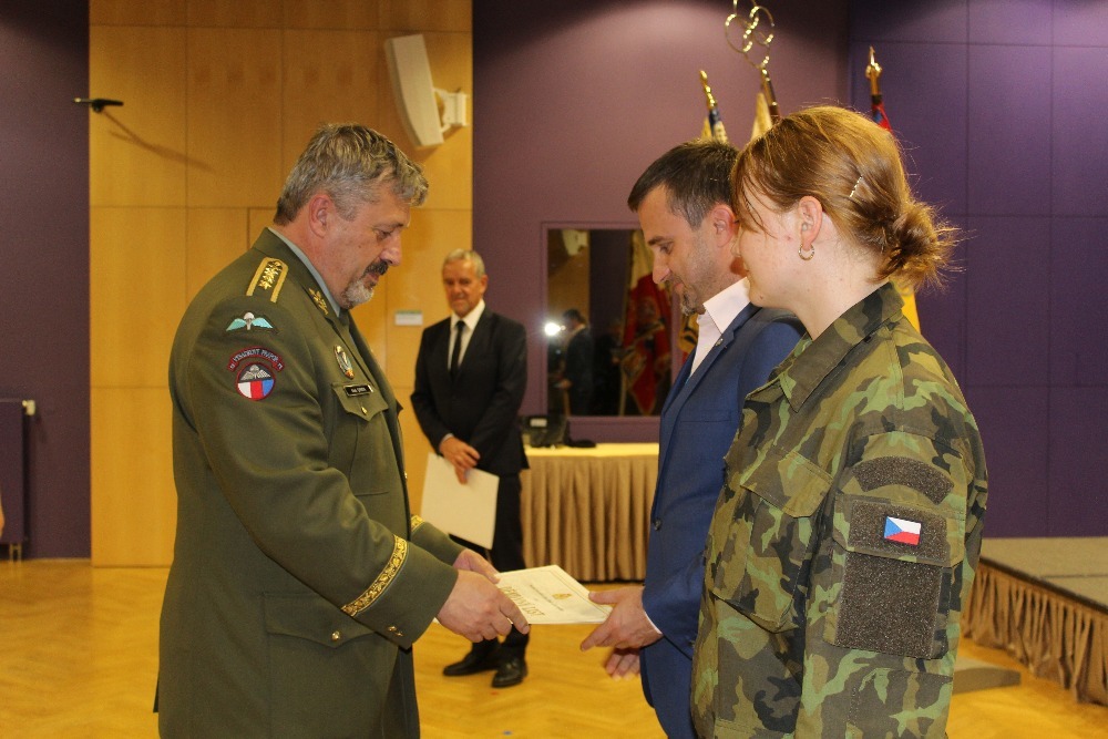 Armádní generál Aleš Opata ocenil zaměstnavatele děkovným listem 