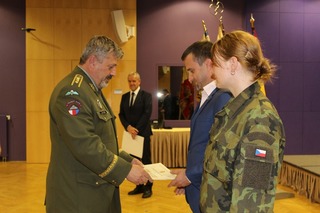 Armádní generál Aleš Opata ocenil zaměstnavatele děkovným listem 