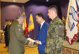 Armádní generál Aleš Opata ocenil zaměstnavatele děkovným listem 