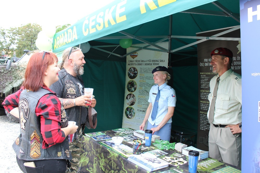 Pracovníci rekrutačního střediska vysvětlovali zájemcům podmínky vstupu do armády a AZ