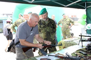 Na místě nechyběli příslušníci pěší roty aktivní zálohy